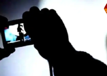 धक्कादायक;अल्पवयीन विद्यार्थिनींसह तब्बल 550 महिलांना पॉर्न पाठवून ब्लॅकमेल करून शारीरिक संबंध ठेवण्यास भाग पाडले..