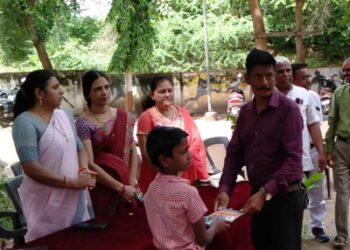 जनमत प्रतिष्ठान कडून शालेय साहित्य वाटप वृक्षरोपणाच कार्यक्रम