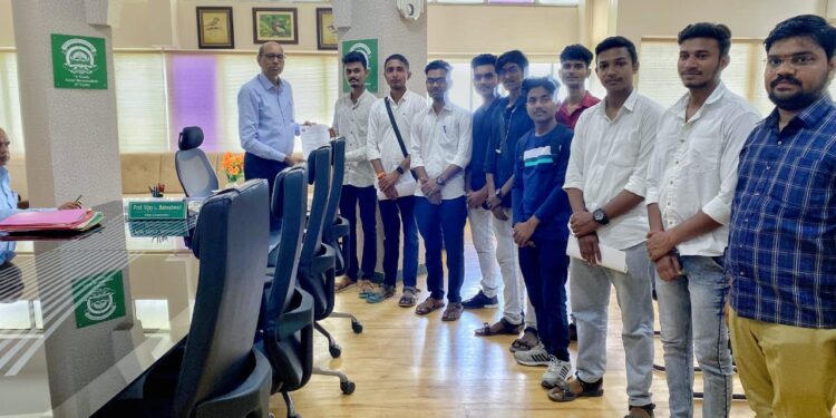 अभाविपचे शैक्षणिक शुल्क कमी करण्यासंदर्भात कुलगुरूंना निवेदन