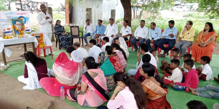 दिवंगत स्वप्नील मिलींद लोखंडे याच्या प्रथम स्मृतीदिना प्रित्यर्थ चिमुकल्या विद्यार्थ्यांना अन्नदान