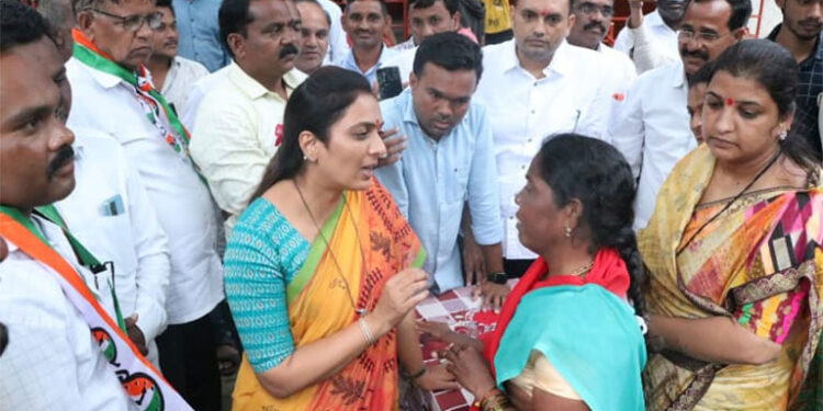 दुसऱ्या दिवशी मुसळधार पावसातही जनसंवाद यात्रेला नागरिकांचा उत्स्फूर्त प्रतिसाद