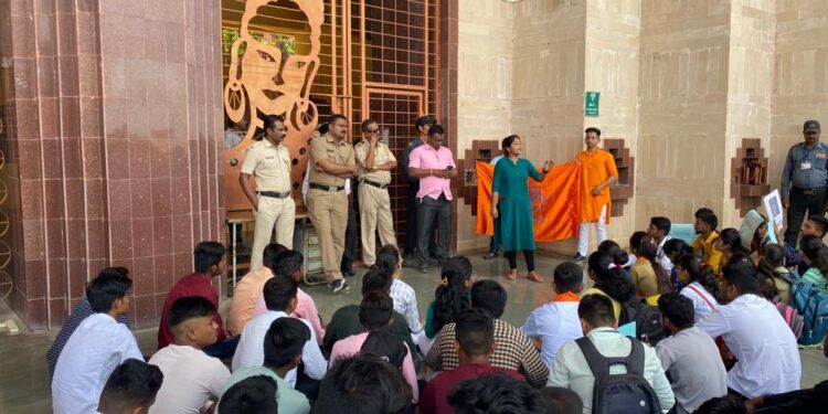 विद्यापीठाच्या भरमसाठ शुल्कवाडीच्या विरोधात अभाविप चे आंदोलन