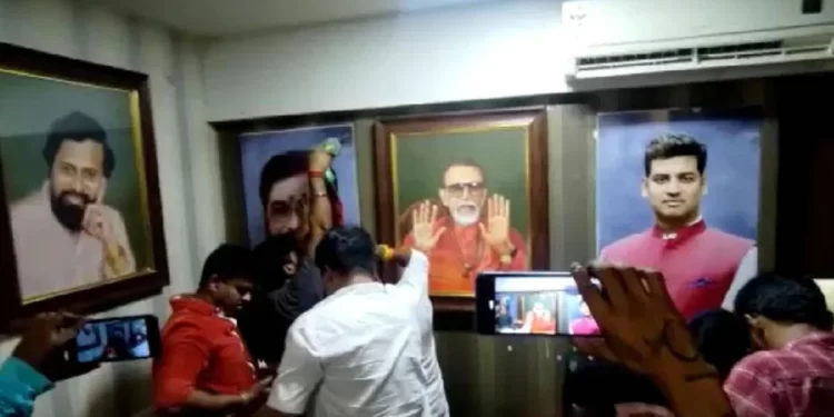 शिंदे आणि ठाकरे समर्थकांमध्ये मारामारी ; कारण ऐकून थक्क व्हाल !..