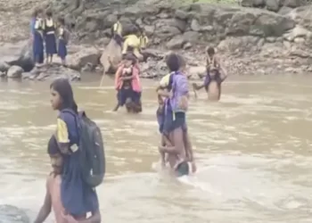 धक्कादायक; जीव धोक्यात घालून मुलांना शिकवण्याची धडपड ; नेते आले-गेले अजूनही सोय नाही..