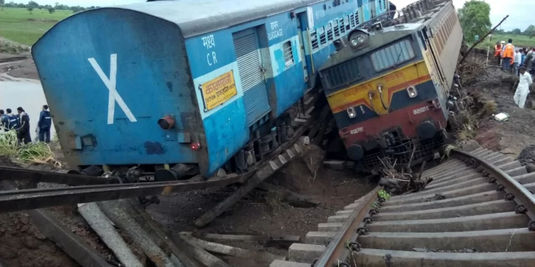 गोंदियात मालगाडीला पॅसेंजर ट्रेनची धडक, प्रवासी गंभीर जखमी