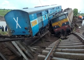 गोंदियात मालगाडीला पॅसेंजर ट्रेनची धडक, प्रवासी गंभीर जखमी