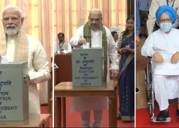 उपराष्ट्रपतीपदाच्या निवडणुकीसाठी मतदान सुरू, मनमोहन सिंग व्हीलचेअरवर आले