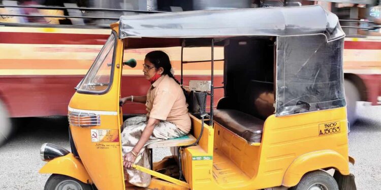 आत्महत्या केलेल्या शेतकऱ्यांच्या विधवा पत्नीला ऑटो रिक्षा परवाना महाराष्ट्र शासनाची योजना ..