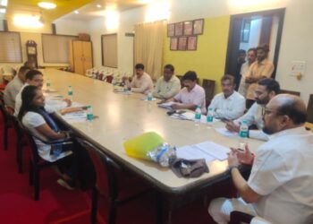 जळगावातील रस्त्यांवरून ना. गुलाबराव पाटलांचा रूद्रावतार !