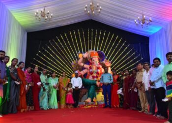 चाळीसगावात ‘श्रीं’ च्या आरतीचा मान तृतीयपंथीयांना…