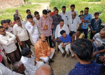 बुडून मृत्यू झालेल्या मुलांच्या कुटुंबियांचे मंत्री गुलाबराव पाटील यांनी केले सांत्वन
