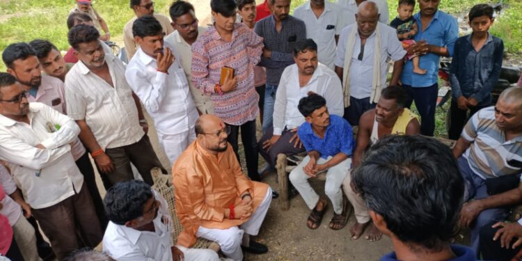 बुडून मृत्यू झालेल्या मुलांच्या कुटुंबियांचे मंत्री गुलाबराव पाटील यांनी केले सांत्वन