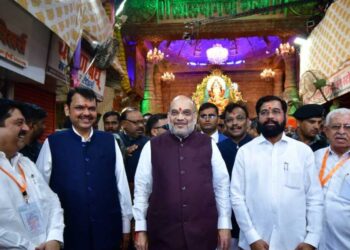 ठाकरेंचा डोक्याचा ताण वाढला ! अमित शहा मुंबईत,शिंदेंनी पोस्टर द्वारे दिला संदेश