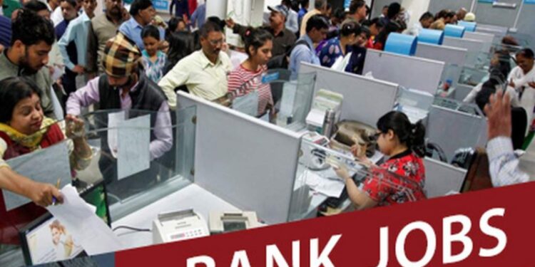 सरकारी नोकरी बंपर भरती ; बँकेत नोकरी करण्याची मोठी संधी ..