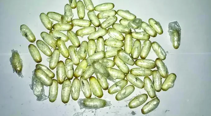 अबब् ; प्रवाशाच्या पोटात सापडल्या कोरोडो किंमत असलेल्या कोकेनच्या कॅप्सूल