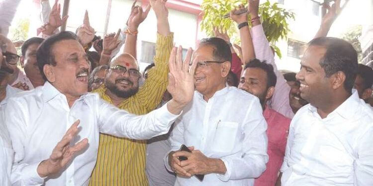 दुध संघाच्या विजयातून दोघा मंत्र्यांचे वाढणार बळ; तर खडसेंची वाटचाल होणार खडतर