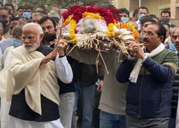 पंतप्रधानांना मातृशोक! अंत्ययात्रेला सुरुवात, नरेंद्र मोदींनी आईला दिला खांदा
