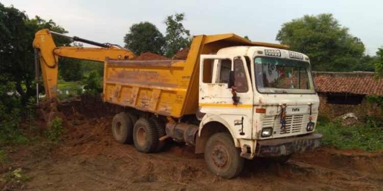 परवानगी शेकडोची मात्र उत्खनन हजारो ब्रासचे; गौण खनिज वाहतूक ठेकेदारांचा गोरख धंदा