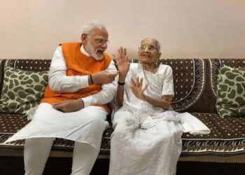 हिरा बा यांनी मजुरी करुन परिवाराला लावला हातभार; पंतप्रधान मोदींनी सांगितली आईच्या संघर्षाची कहाणी