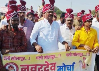 ‘कुणी मुली देईना, लग्न होईना’, जिल्हाधिकारी कार्यालयावर नवरदेवांनी काढला मोर्चा