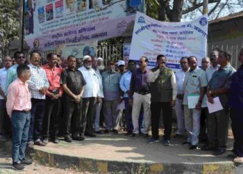 सेवानिवृत्त पोलिसांचे आंदोलन, जिल्हाधिकाऱ्यांना दिले निवेदन