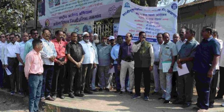 सेवानिवृत्त पोलिसांचे आंदोलन, जिल्हाधिकाऱ्यांना दिले निवेदन