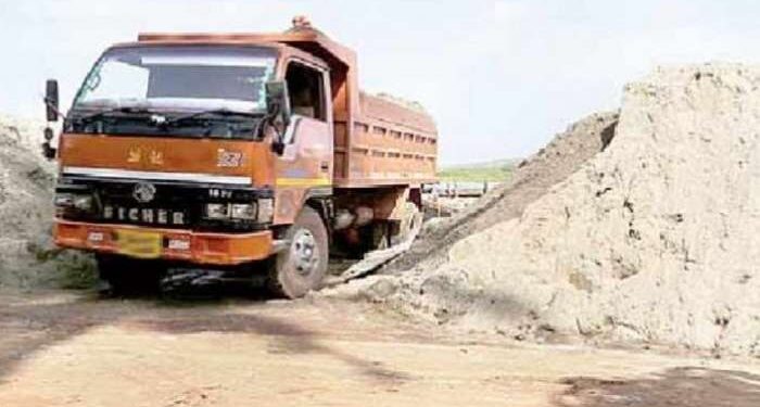 जळगाव तालुक्यात वाळूमाफिया मुजोर! अवैध वाळू वाहतुकीबाबत अधिकाऱ्यांची हतबलता की निष्क्रियता