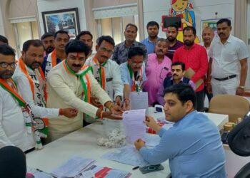 कपाशीच्या हमीभावासाठी राष्ट्रवादी आक्रमक, जिल्हाधिकारी कार्यालयासमोर आंदोलन