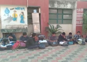 शाळेचा मनमानी कारभार, फी न भरल्याने विद्यार्थ्यांना कडाक्याच्या थंडीत बाहेर बसवले