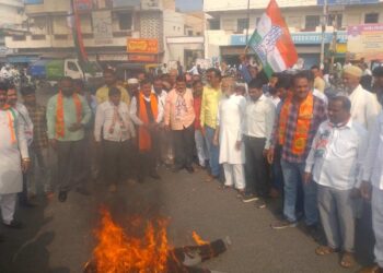 वाद पेटला! राष्ट्रवादीने केले गिरीश महाजनांच्या पुतळ्याचे दहन