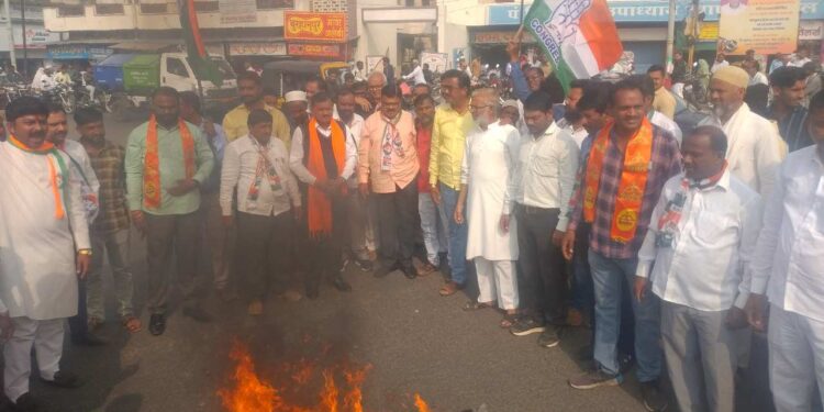 वाद पेटला! राष्ट्रवादीने केले गिरीश महाजनांच्या पुतळ्याचे दहन