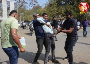 जिल्हाधिकारी कार्यालयात तरुणाचा आत्मदहनाचा प्रयत्न