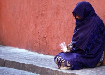 मशिदीसमोर भीक मागायची महिला; पोलिसांनी पाठलाग केला, सत्य समोर येताच बसला धक्का