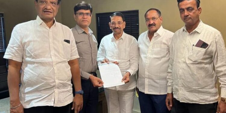 जिल्हा बँक अध्यक्ष गुलाबराव देवकरांचा राजीनामा