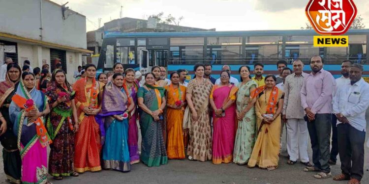 भाजपच्या महिला पदाधिकाऱ्यांनी एसटीमध्ये केले महिलांचे स्वागत