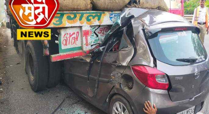 मुंबई-पुणे महामार्गावर भीषण अपघात; कारची ट्रकला धडक, तिघे जागीच ठार