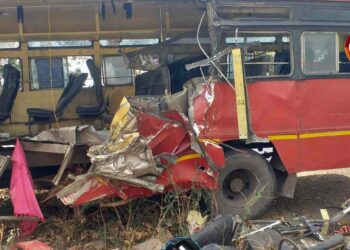 भीषण अपघात! भरधाव बस झाडावर आदळली ; दोन ठार, 10 जखमी