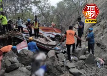 भीषण अपघात: पुणे-मुंबई महामार्गावर बस दरीत कोसळून 12 जणांचा मृत्यू