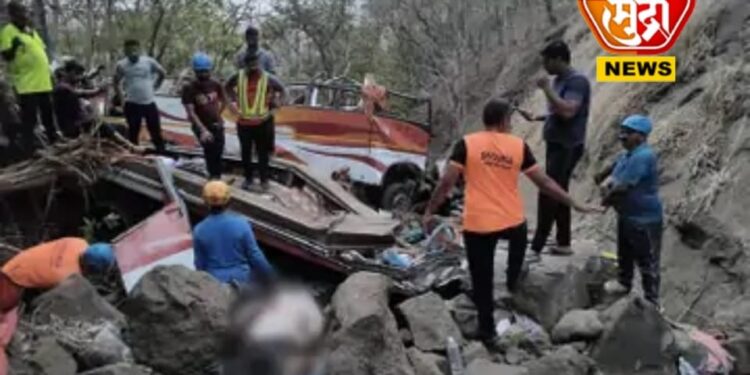भीषण अपघात: पुणे-मुंबई महामार्गावर बस दरीत कोसळून 12 जणांचा मृत्यू