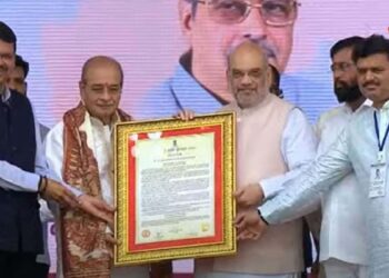 ज्येष्ठ निरुपणकार आप्पासाहेब धर्माधिकारी यांना ‘महाराष्ट्र भूषण’ पुरस्कार प्रदान