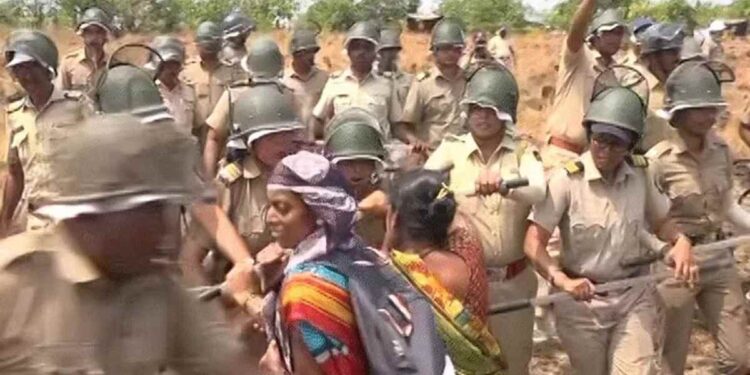 बारसू पेटलं! रिफायनरी विरोधात आंदोलन चिघळलं, पोलिसांचा आंदोलकांवर लाठीचार्ज