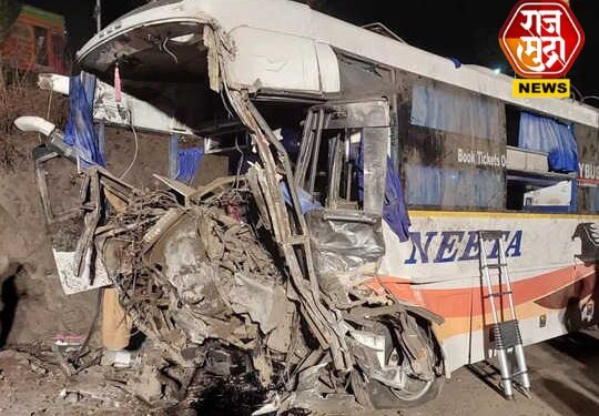 प्रवासी गाढ झोपेत असताना घडला मोठा अनर्थ; चौघांनी गमावले प्राण तर 22 जखमी