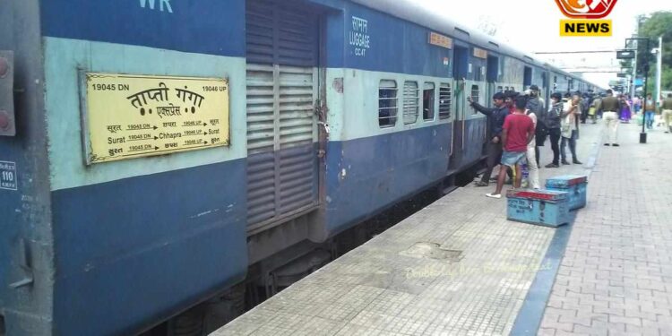 धावत्या रेल्वेत चढताना महिलेचा जीव वाचवला; समतोलच्या कार्यकर्त्यांचे प्रसंगावधान