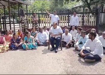 दिपनगर प्रोजेक्ट कार्यालयासमोर विल्हाळे ग्रामस्थांचे ठिय्या आंदोलन