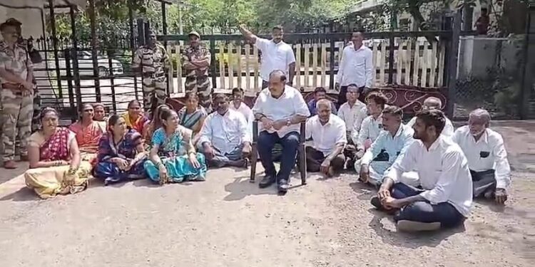 दिपनगर प्रोजेक्ट कार्यालयासमोर विल्हाळे ग्रामस्थांचे ठिय्या आंदोलन