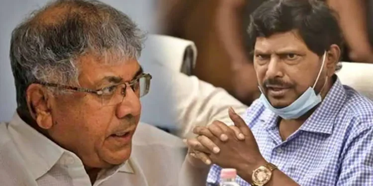 रामदास आठवलेंची प्रकाश आंबेडकरांना केंद्रीय मंत्रीपदाची ऑफर