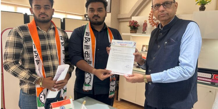 विद्यार्थ्यांच्या वाहतूक सुविधेच्या मागणीसाठी राष्ट्रवादी विद्यार्थी संघटनेचे कुलगुरूंना निवेदन