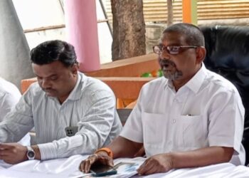 ठाकरे गटाला धक्का ; शिवसेनेशी एकनिष्ठ असलेला नेता शिंदेच्या गोत्यात