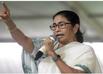 पश्चिम बंगालच्या मुख्यमंत्री राजीनामाअस्त्राच्या रांगेत