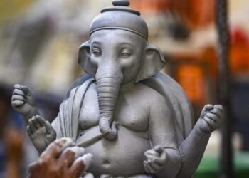 संत ज्ञानेश्वर विद्यालयातील विद्यार्थ्यांनी बनवले पर्यावरण पूरक शाडू मातीचे गणपती